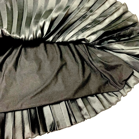 H&M Black Pleated Mini Skirt - Picture 3 of 4